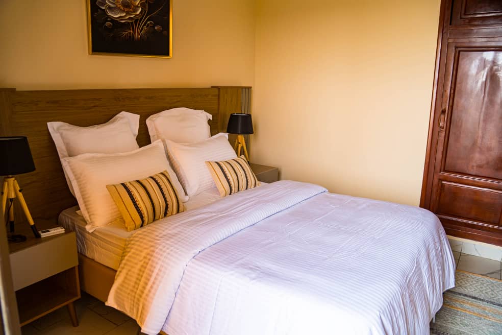 Apartment to rent - Yaoundé, Mfandena, Avenue foe (appartement meublé 60.000 la journée- 1.200.000 forfait mensuel) - 1 living room(s), 2 bedroom(s), 2 bathroom(s) - 1 200 000 FCFA / month