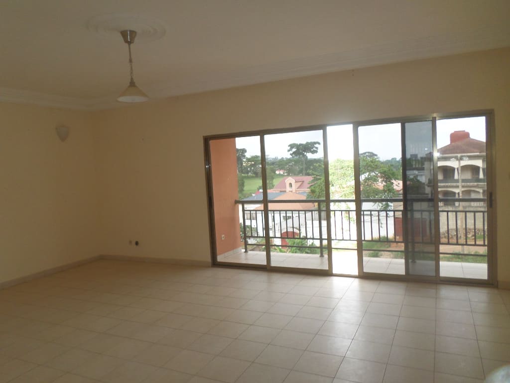 Apartment to rent - Yaoundé, Bastos, Golf - 1 living room(s), 3 bedroom(s), 3 bathroom(s) - 600 000 FCFA / month