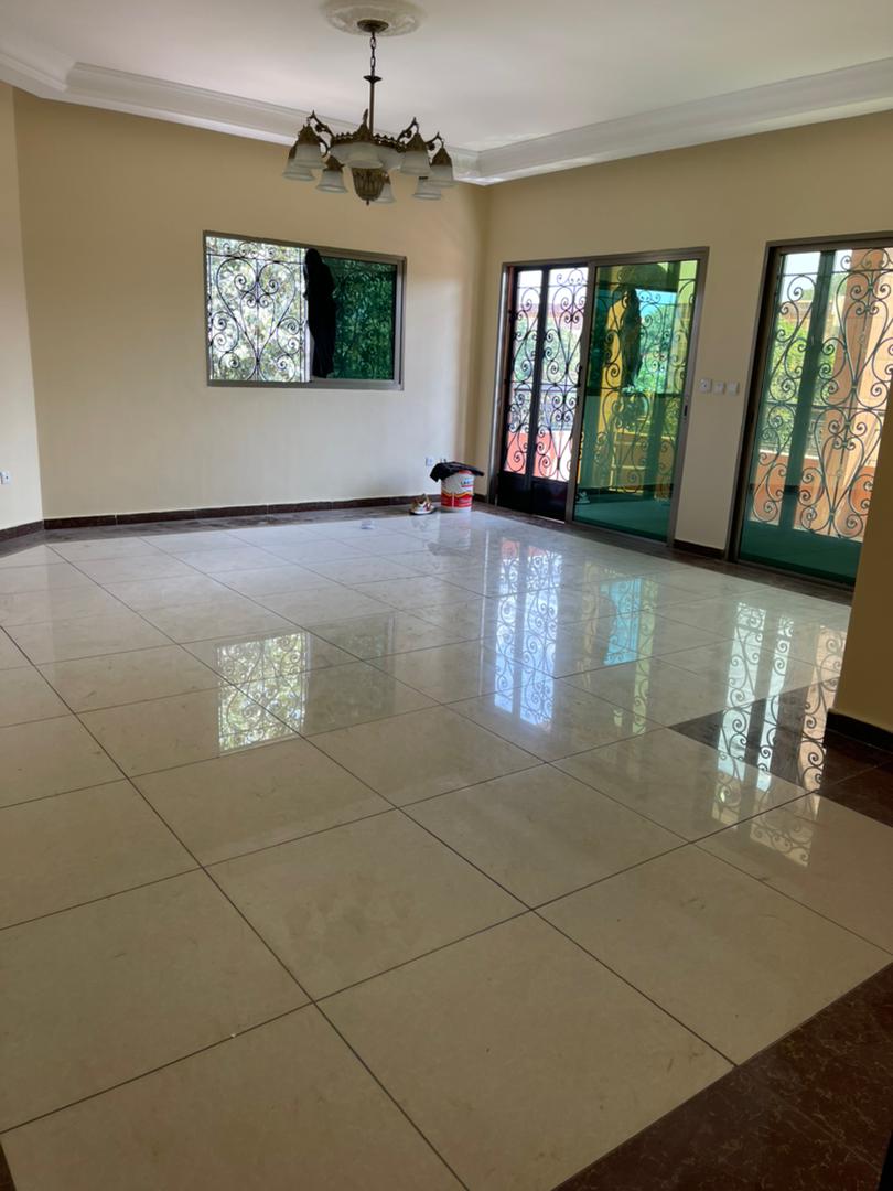 Apartment to rent - Yaoundé, Bastos, Bastos - 1 living room(s), 2 bedroom(s), 3 bathroom(s) - 550 000 FCFA / month