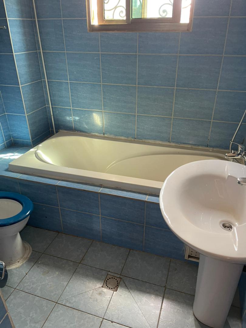 Apartment to rent - Yaoundé, Bastos, Bastos - 1 living room(s), 2 bedroom(s), 3 bathroom(s) - 550 000 FCFA / month