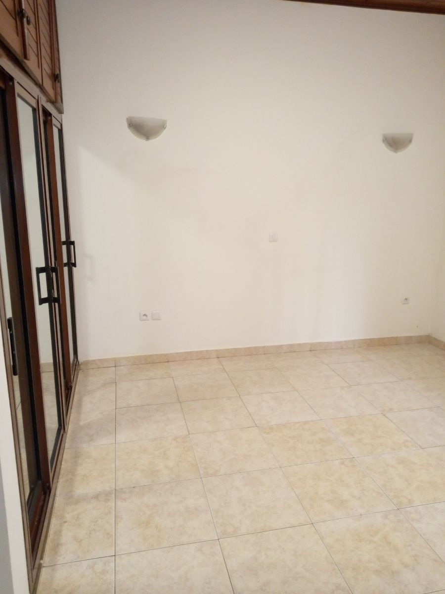 Apartment to rent - Yaoundé, Mfandena, Mfandena - 1 living room(s), 3 bedroom(s), 3 bathroom(s) - 500 000 FCFA / month