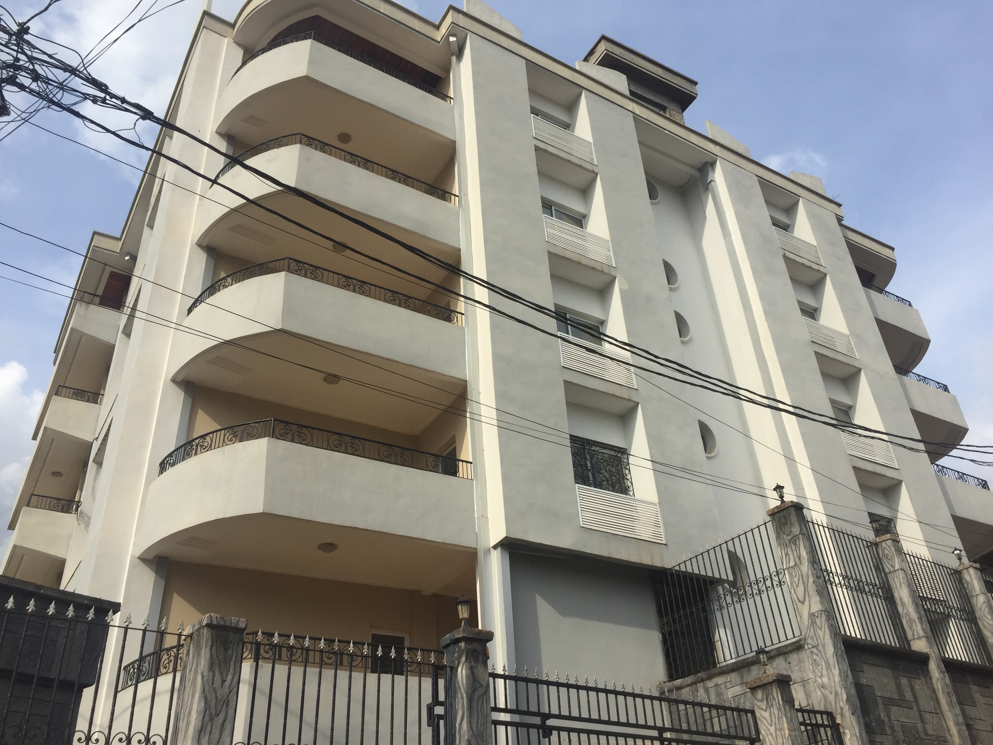 Appartement à louer - Yaoundé, Bastos, Bastos centre immeuble à louer - 32 salon(s), 24 chambre(s), 32 salle(s) de bains - 10 000 000 FCFA / mois