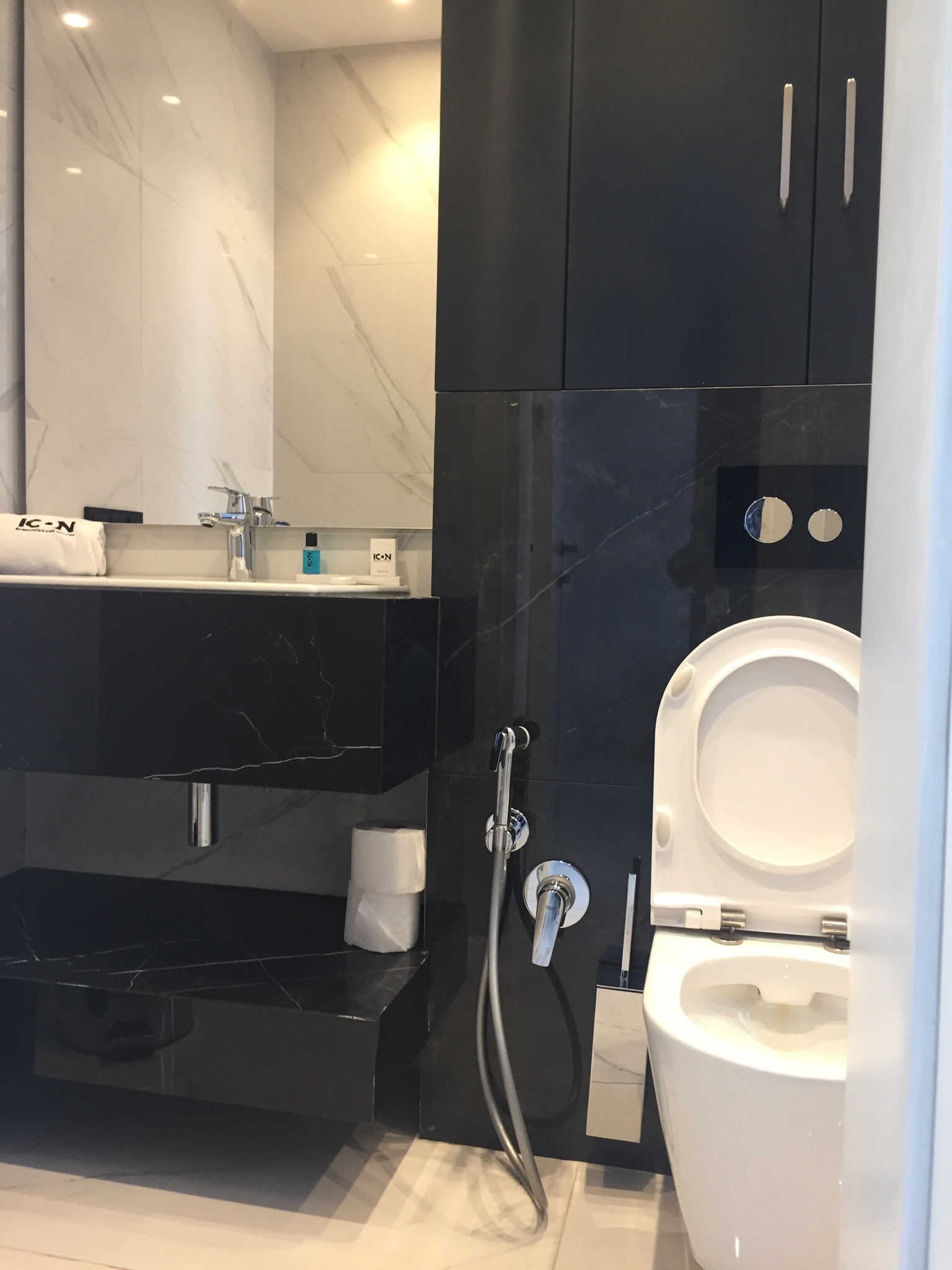 Studio to rent - Yaoundé, Bastos, Bastos centre - 600 000 FCFA / month