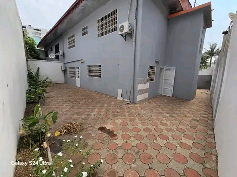 House (Duplex) to rent - Yaoundé, Bastos, Bastos - 1 living room(s), 4 bedroom(s), 3 bathroom(s) - 1 400 000 FCFA / month