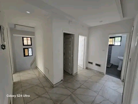 House (Duplex) to rent - Yaoundé, Bastos, Bastos - 1 living room(s), 4 bedroom(s), 3 bathroom(s) - 1 400 000 FCFA / month