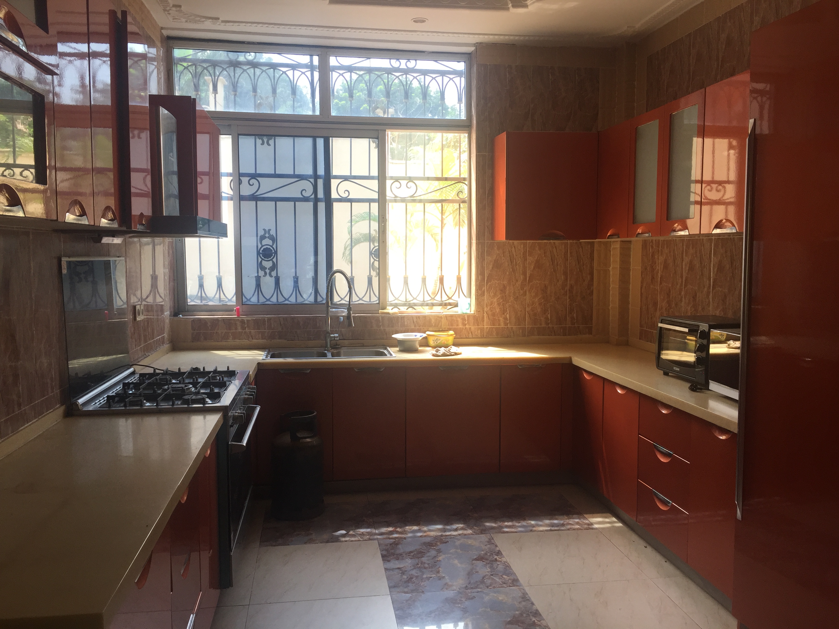 House (Duplex) to rent - Yaoundé, Bastos, Bastos - 1 living room(s), 4 bedroom(s), 5 bathroom(s) - 3 500 000 FCFA / month