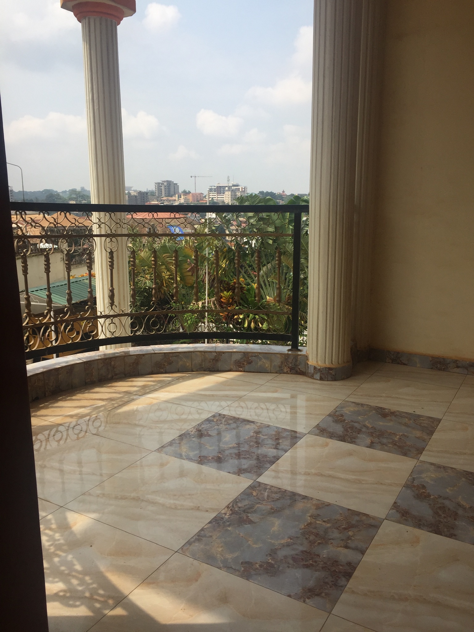 House (Duplex) to rent - Yaoundé, Bastos, Bastos - 1 living room(s), 4 bedroom(s), 5 bathroom(s) - 3 500 000 FCFA / month