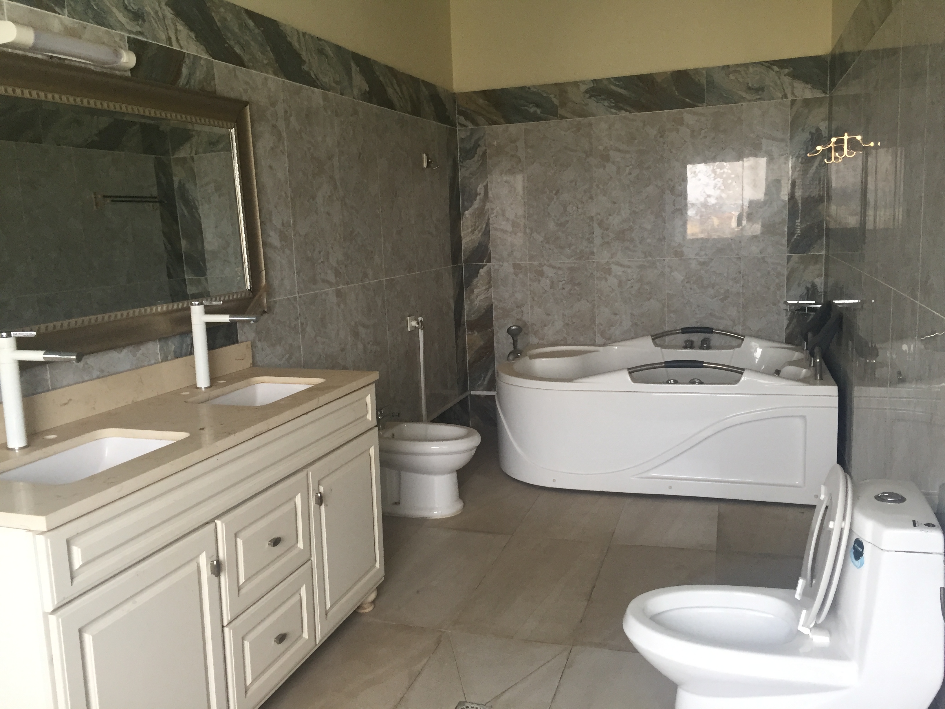 House (Duplex) to rent - Yaoundé, Bastos, Bastos - 1 living room(s), 4 bedroom(s), 5 bathroom(s) - 3 500 000 FCFA / month