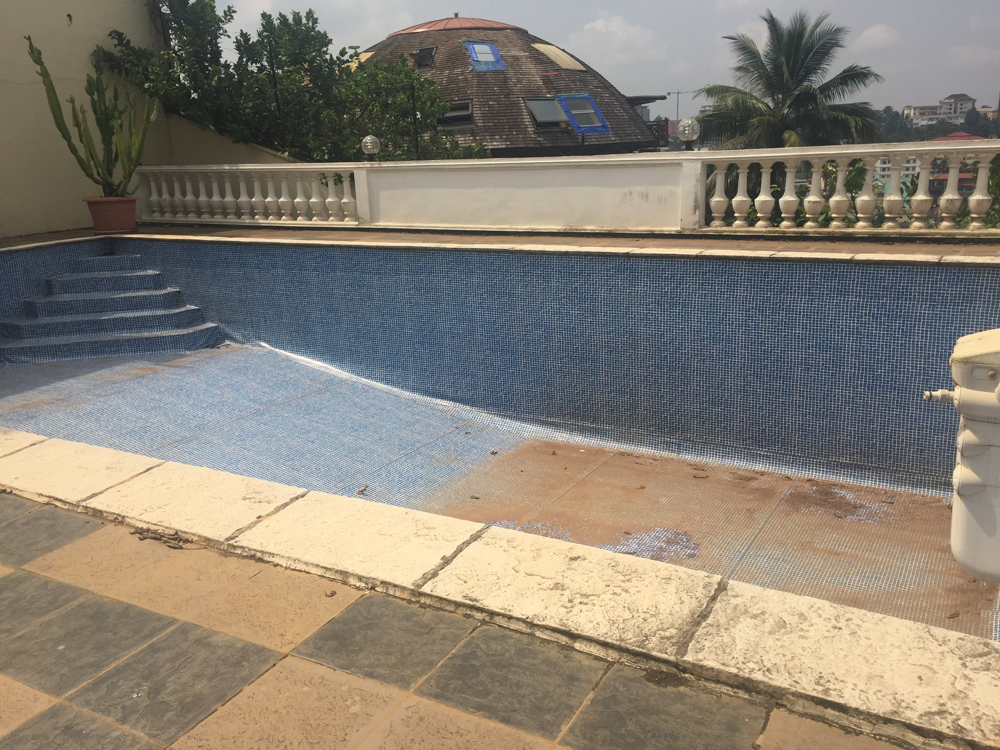 House (Duplex) to rent - Yaoundé, Bastos, Bastos - 1 living room(s), 4 bedroom(s), 5 bathroom(s) - 3 500 000 FCFA / month