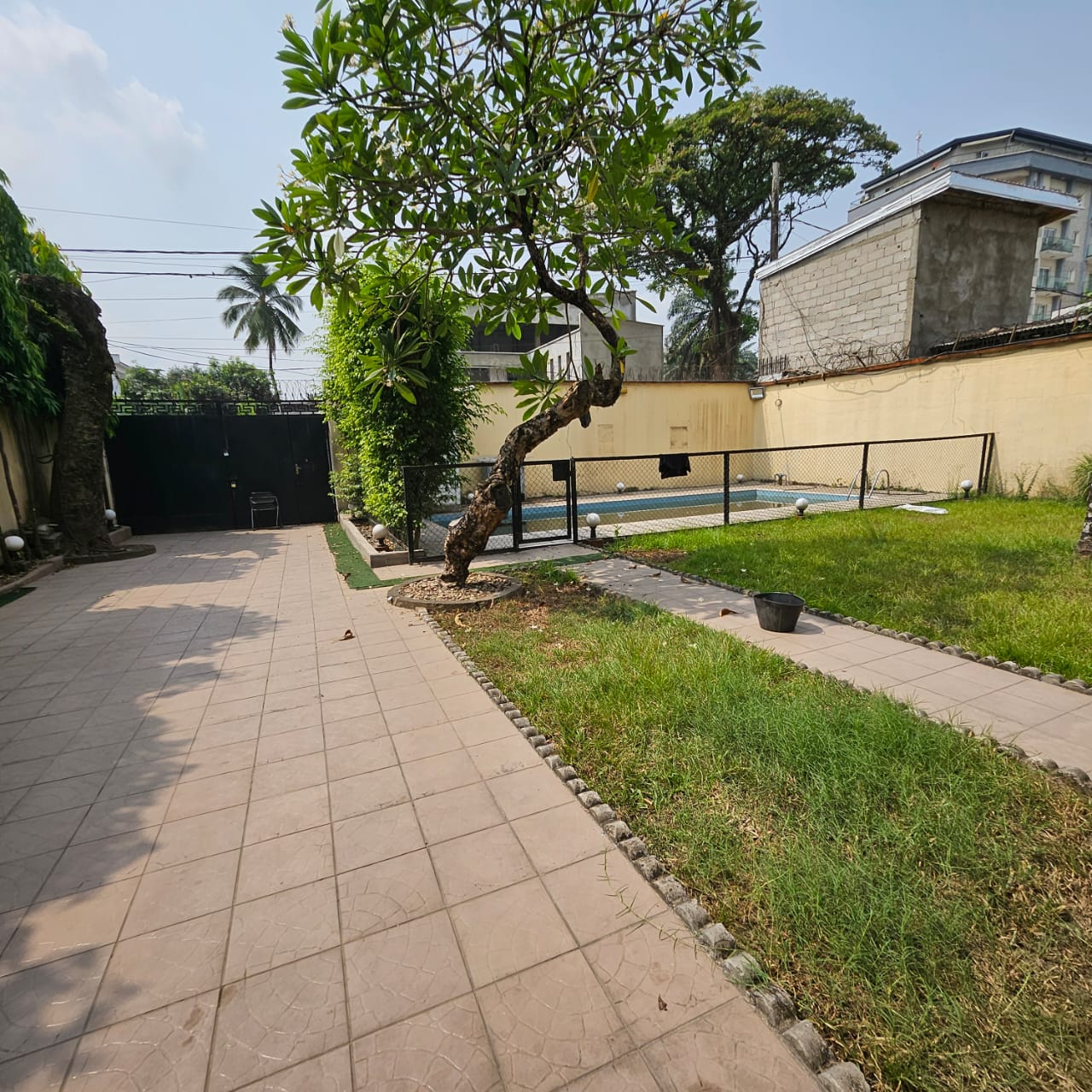 House (Villa) to rent - Douala, Bonapriso, Rue UTA - 1 living room(s), 4 bedroom(s), 3 bathroom(s) - 2 500 000 FCFA / month