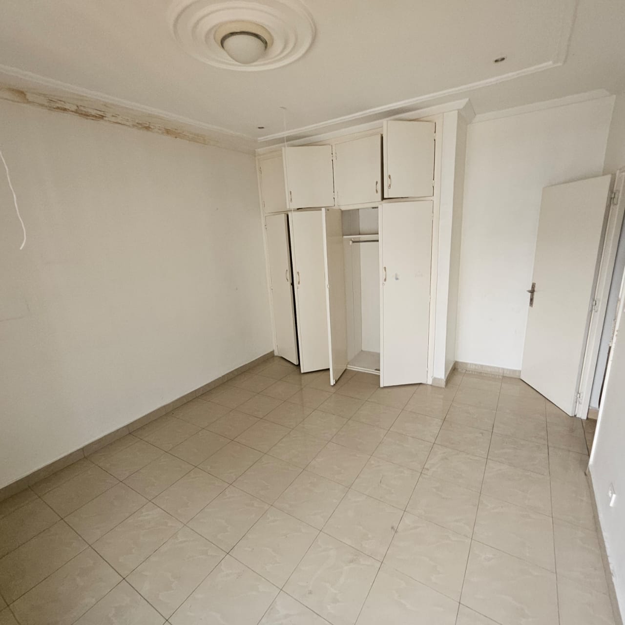 House (Villa) to rent - Douala, Bonapriso, Rue UTA - 1 living room(s), 4 bedroom(s), 3 bathroom(s) - 2 500 000 FCFA / month