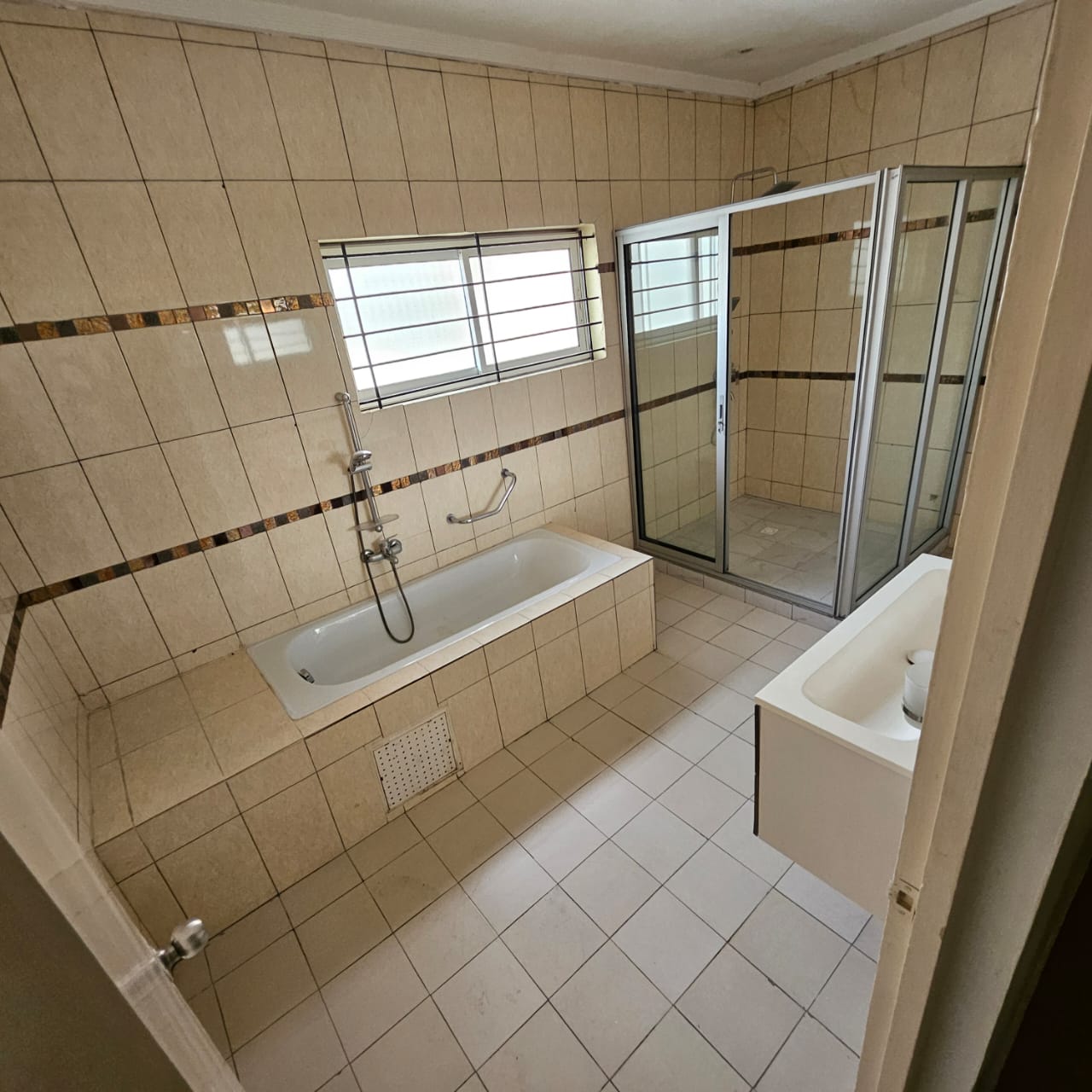 House (Villa) to rent - Douala, Bonapriso, Rue UTA - 1 living room(s), 4 bedroom(s), 3 bathroom(s) - 2 500 000 FCFA / month