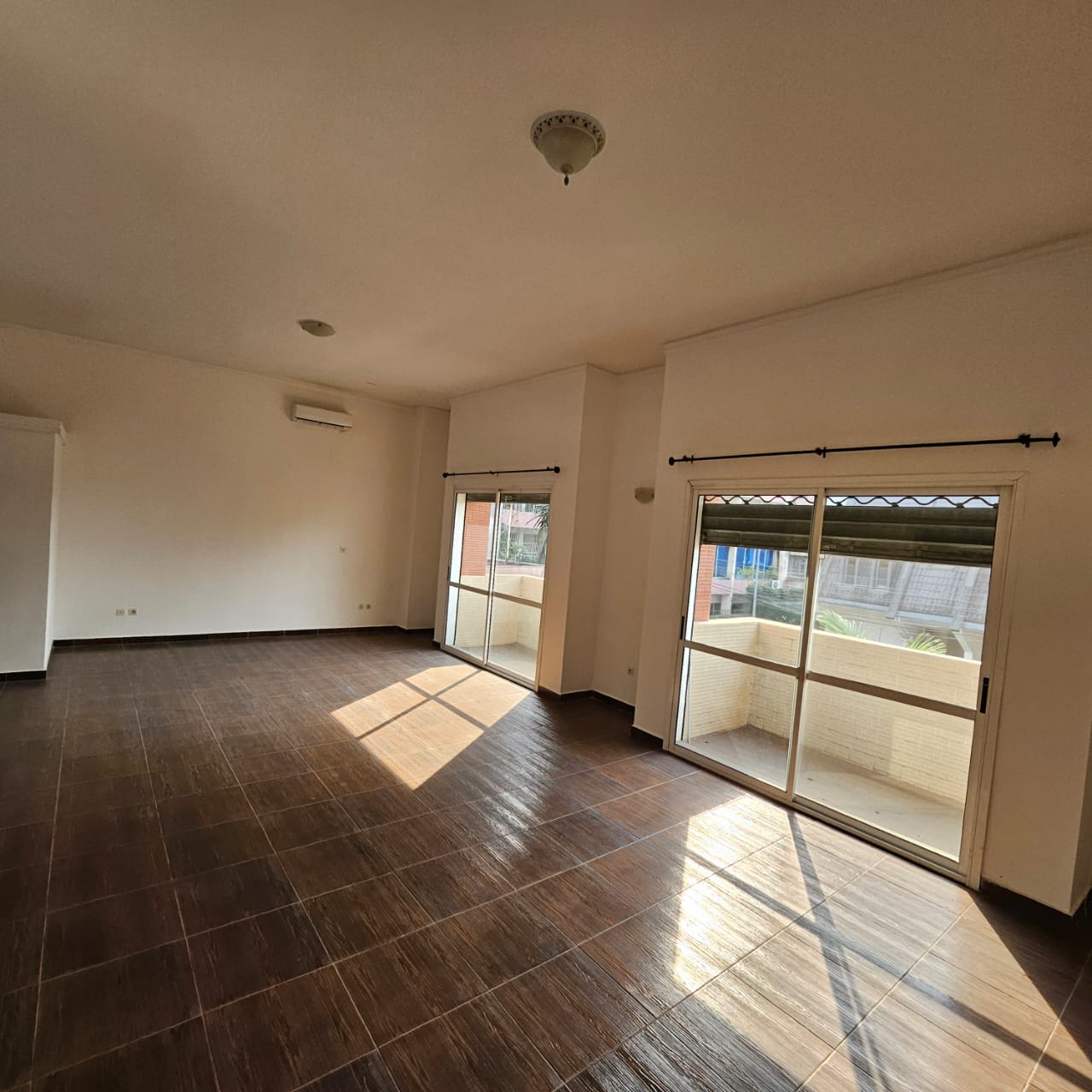 Apartment to rent - Douala, Bonanjo, Avenue de Gaulle - 1 living room(s), 3 bedroom(s), 2 bathroom(s) - 1 300 000 FCFA / month