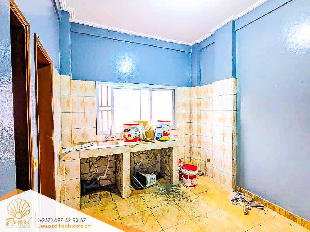 Appartement à louer - Yaoundé, Bastos, Nouvelle route - 1 salon(s), 3 chambre(s), 3 salle(s) de bains - 450 000 FCFA / mois