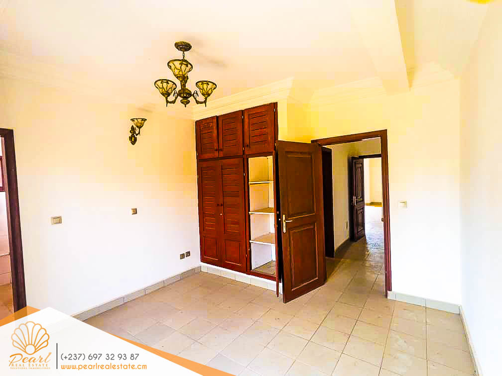 Appartement à louer - Yaoundé, Bastos, OIM - 1 salon(s), 3 chambre(s), 3 salle(s) de bains - 500 000 FCFA / mois