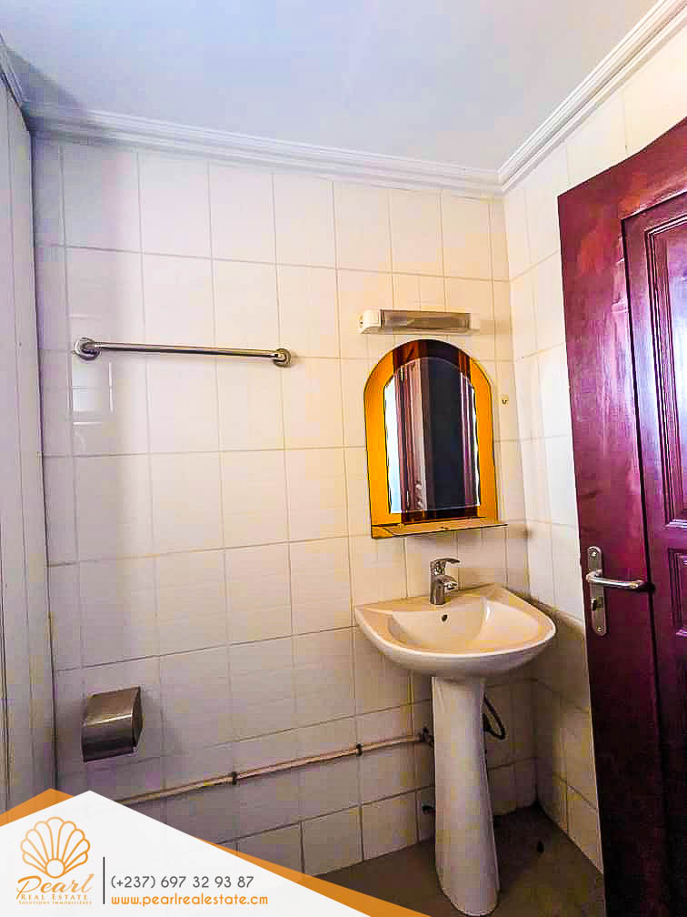 Appartement à louer - Yaoundé, Bastos, OIM - 1 salon(s), 3 chambre(s), 3 salle(s) de bains - 500 000 FCFA / mois