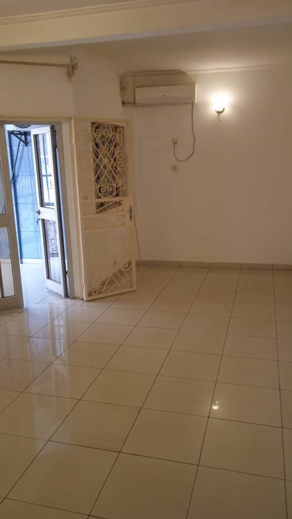 Apartment to rent - Yaoundé, Bastos, Bastos - 1 living room(s), 2 bedroom(s), 2 bathroom(s) - 450 000 FCFA / month