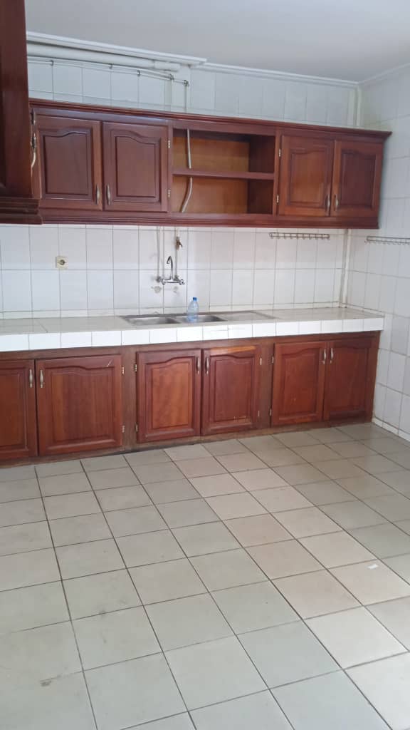 Appartement à louer - Yaoundé, Bastos, Bastos - 1 salon(s), 2 chambre(s), 2 salle(s) de bains - 450 000 FCFA / mois