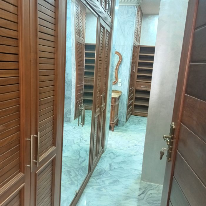 Apartment to rent - Yaoundé, Bastos, Bastos( penthouse avec piscine groupe électrogène réserve d'eau sécurité 24 caméra de surveillance ascenseur salle de sport ) - 2 living room(s), 4 bedroom(s), 4 bathroom(s) - 2 000 000 FCFA / month