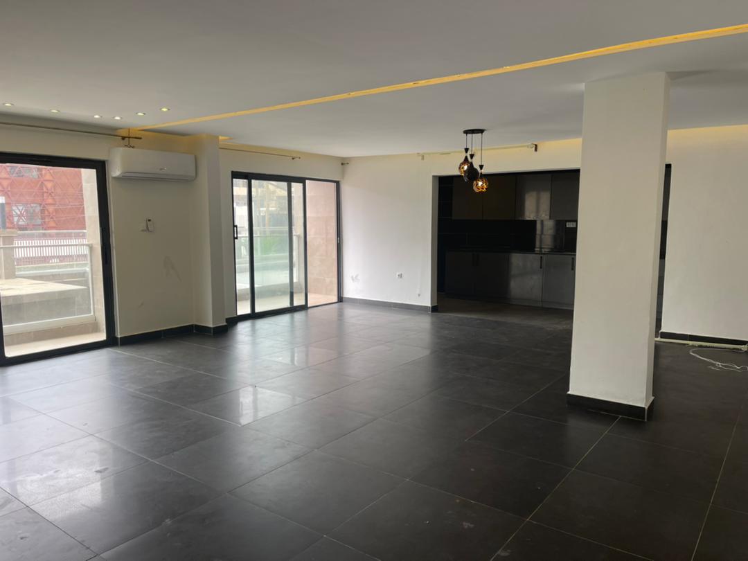 Apartment to rent - Yaoundé, Bastos, Golf - 1 living room(s), 3 bedroom(s), 4 bathroom(s) - 1 500 000 FCFA / month