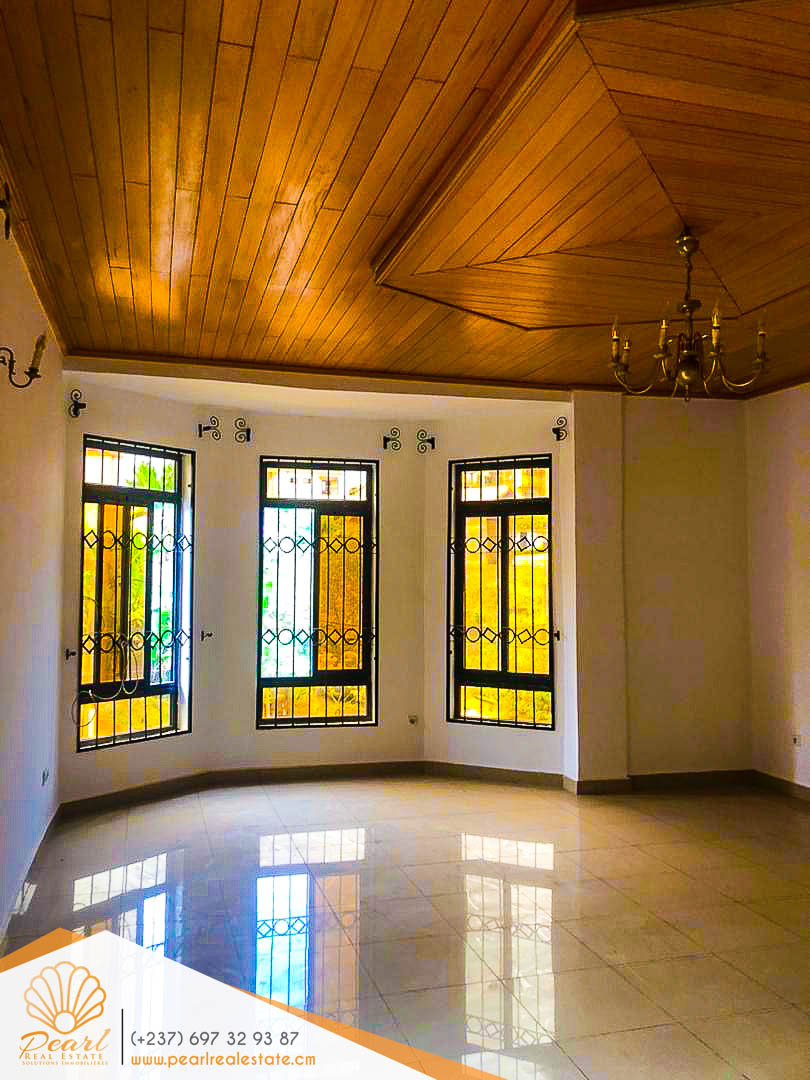 Appartement à louer - Yaoundé, Mfandena, Omnisports - 1 salon(s), 3 chambre(s), 4 salle(s) de bains - 325 000 FCFA / mois