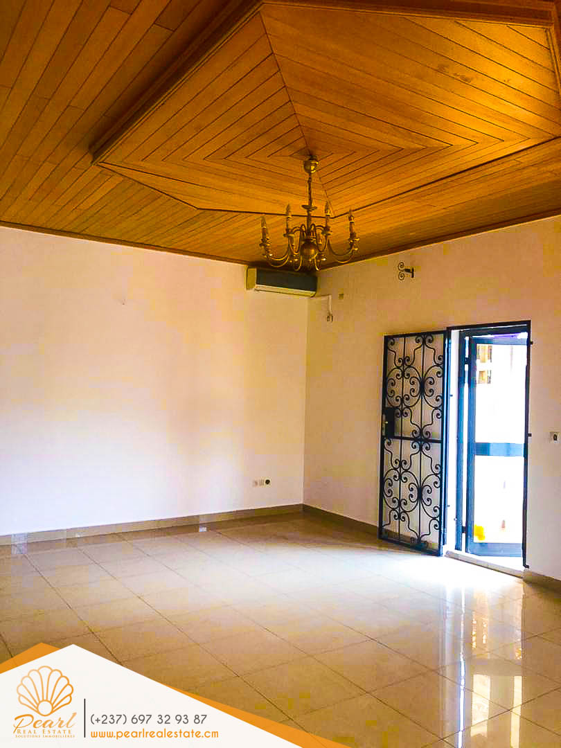 Appartement à louer - Yaoundé, Mfandena, Omnisports - 1 salon(s), 3 chambre(s), 4 salle(s) de bains - 325 000 FCFA / mois