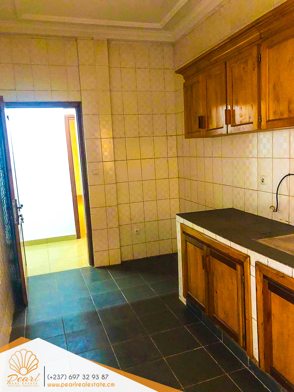 Appartement à louer - Yaoundé, Mfandena, Omnisports - 1 salon(s), 3 chambre(s), 4 salle(s) de bains - 325 000 FCFA / mois