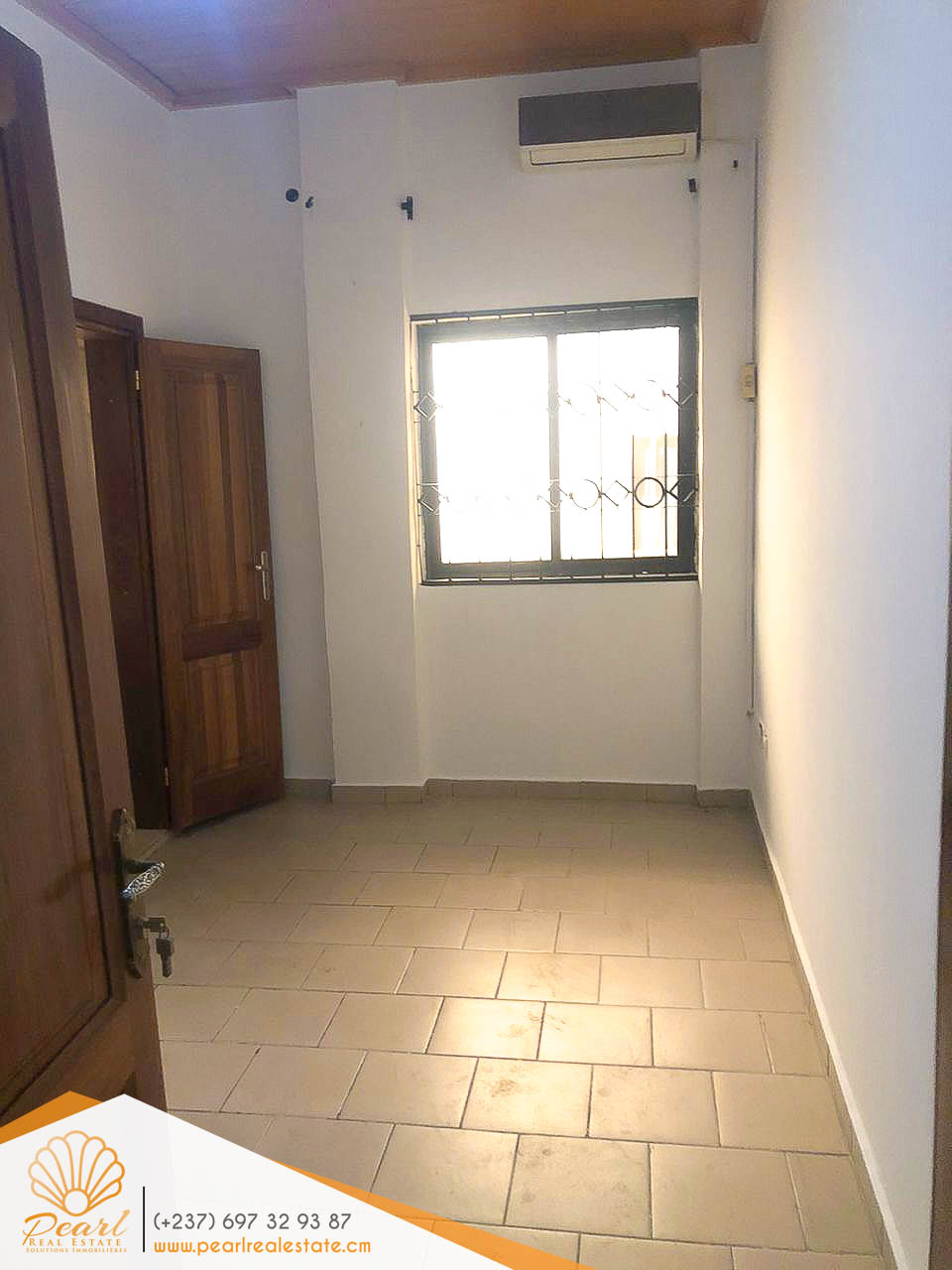 Appartement à louer - Yaoundé, Mfandena, Omnisports - 1 salon(s), 3 chambre(s), 4 salle(s) de bains - 325 000 FCFA / mois