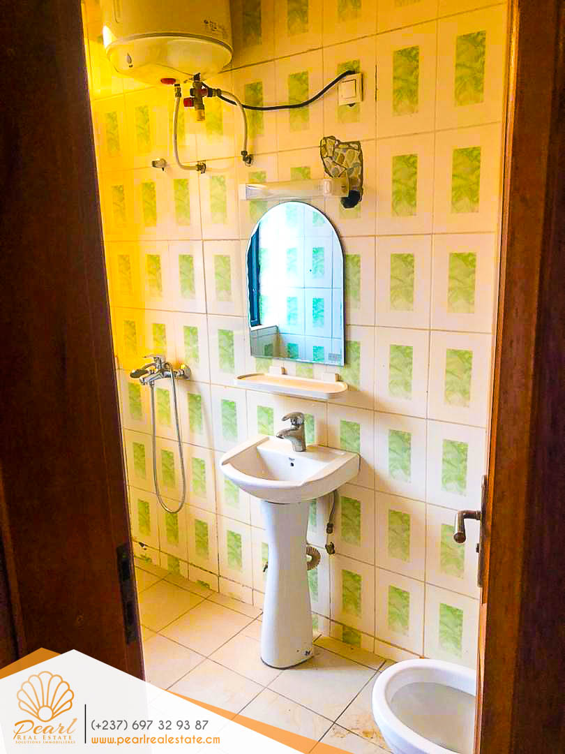 Appartement à louer - Yaoundé, Mfandena, Omnisports - 1 salon(s), 3 chambre(s), 4 salle(s) de bains - 325 000 FCFA / mois