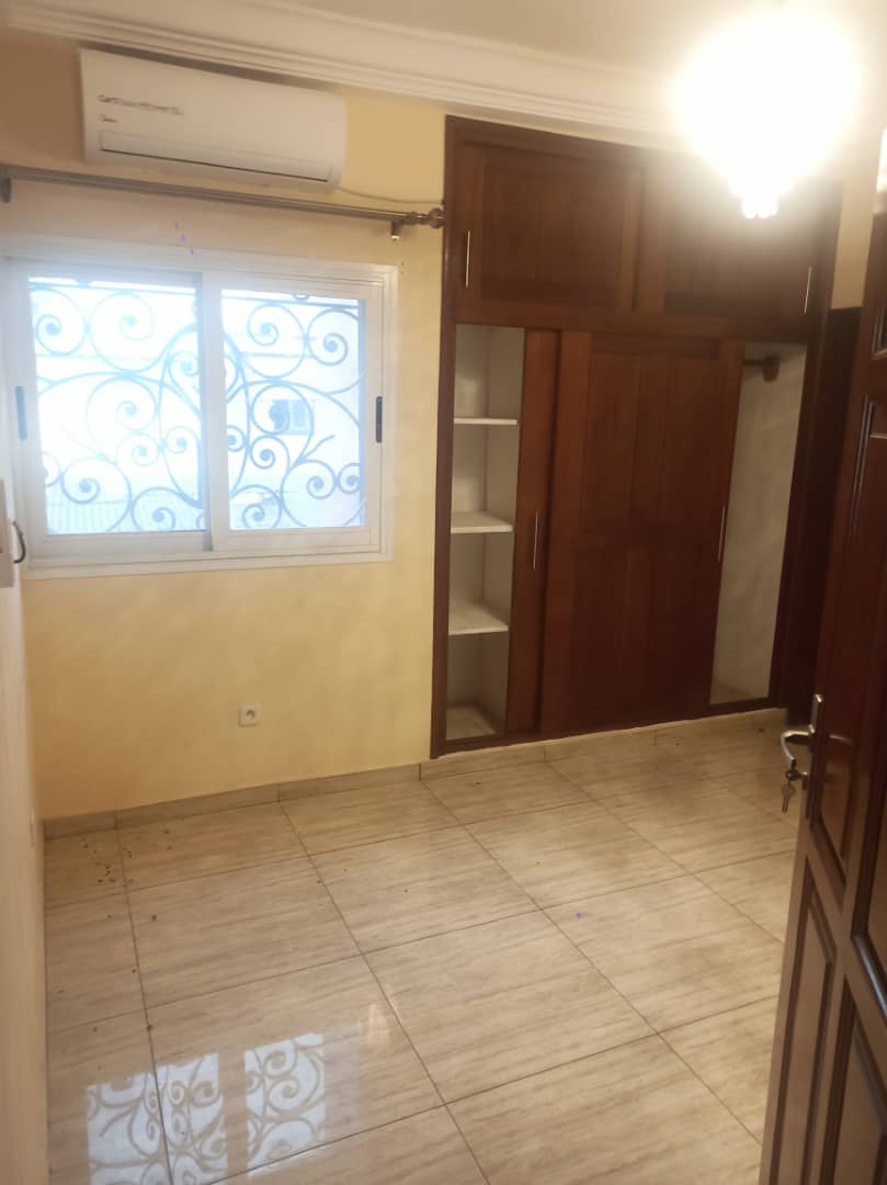 Apartment to rent - Douala, Bali, BALI - 1 living room(s), 2 bedroom(s), 1 bathroom(s) - 350 000 FCFA / month