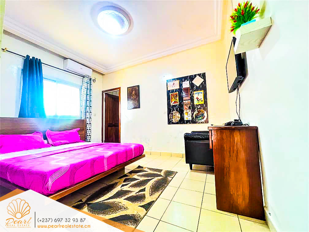 Maison (Maison sur pied) à vendre - Yaoundé, Bastos, Nouvelle route - 1 salon(s), 3 chambre(s), 3 salle(s) de bains - 300 000 000 FCFA
