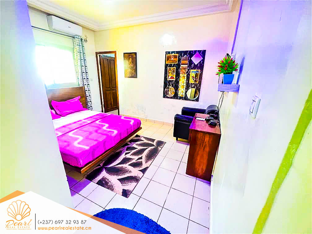 Maison (Maison sur pied) à vendre - Yaoundé, Bastos, Nouvelle route - 1 salon(s), 3 chambre(s), 3 salle(s) de bains - 300 000 000 FCFA