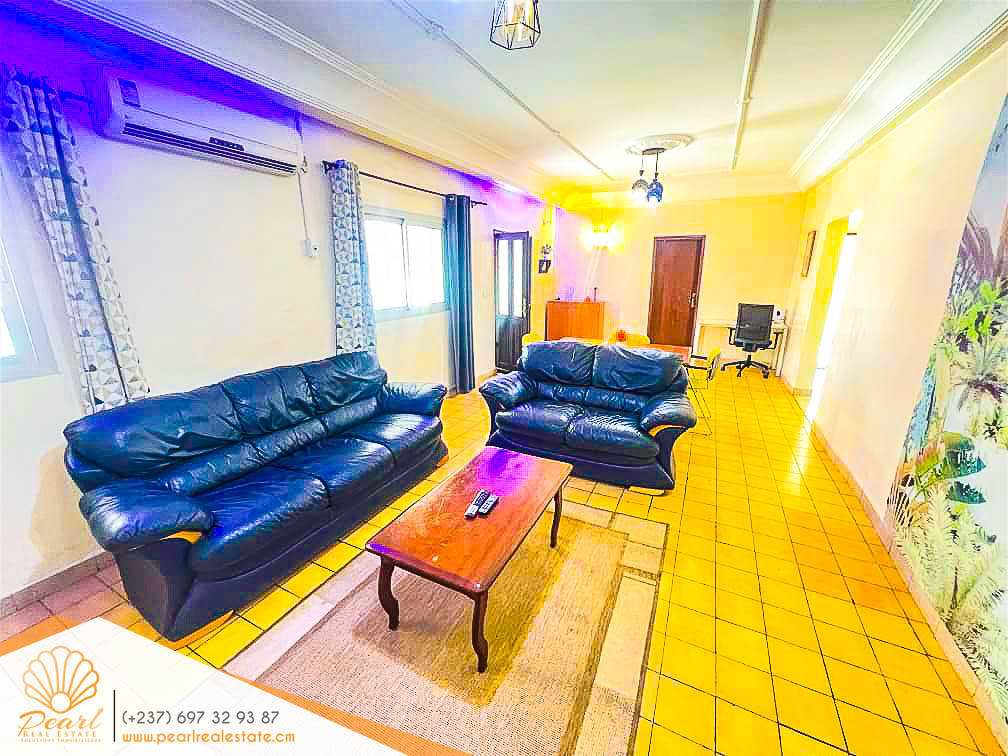 Maison (Maison sur pied) à vendre - Yaoundé, Bastos, Nouvelle route - 1 salon(s), 3 chambre(s), 3 salle(s) de bains - 300 000 000 FCFA