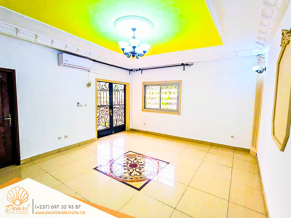 Appartement à louer - Yaoundé, Mfandena, Omnisports - 1 salon(s), 2 chambre(s), 2 salle(s) de bains - 280 000 FCFA / mois
