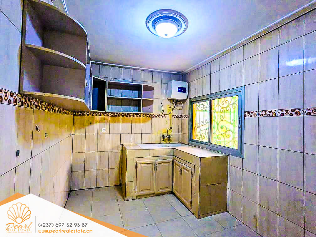 Appartement à louer - Yaoundé, Mfandena, Omnisports - 1 salon(s), 2 chambre(s), 2 salle(s) de bains - 280 000 FCFA / mois