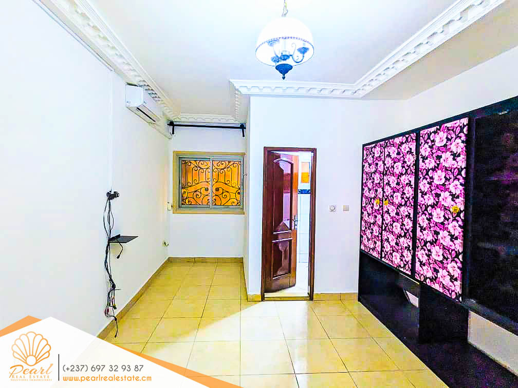 Appartement à louer - Yaoundé, Mfandena, Omnisports - 1 salon(s), 2 chambre(s), 2 salle(s) de bains - 280 000 FCFA / mois