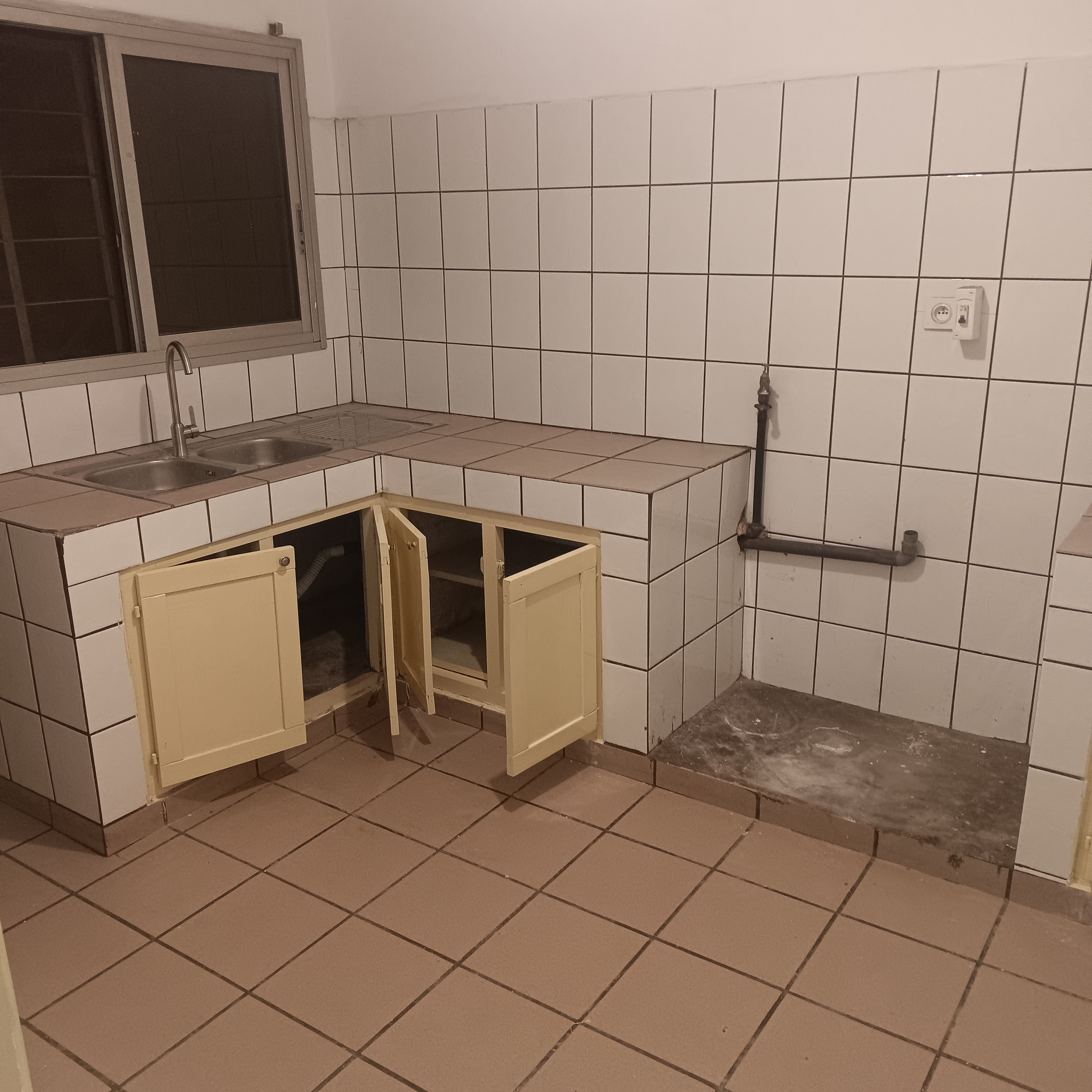 Appartement à louer - Yaoundé, Mfandena, Mfandena - 1 salon(s), 2 chambre(s), 2 salle(s) de bains - 250 000 FCFA / mois