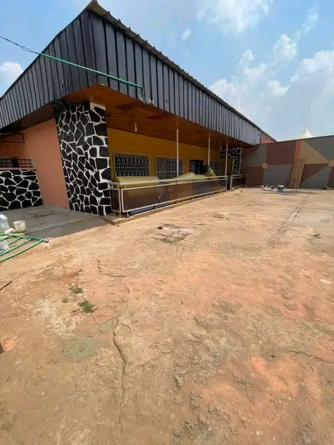 House (Villa) to rent - Yaoundé, Essos, Titi garage - 2 living room(s), 5 bedroom(s), 4 bathroom(s) - 700 000 FCFA / month