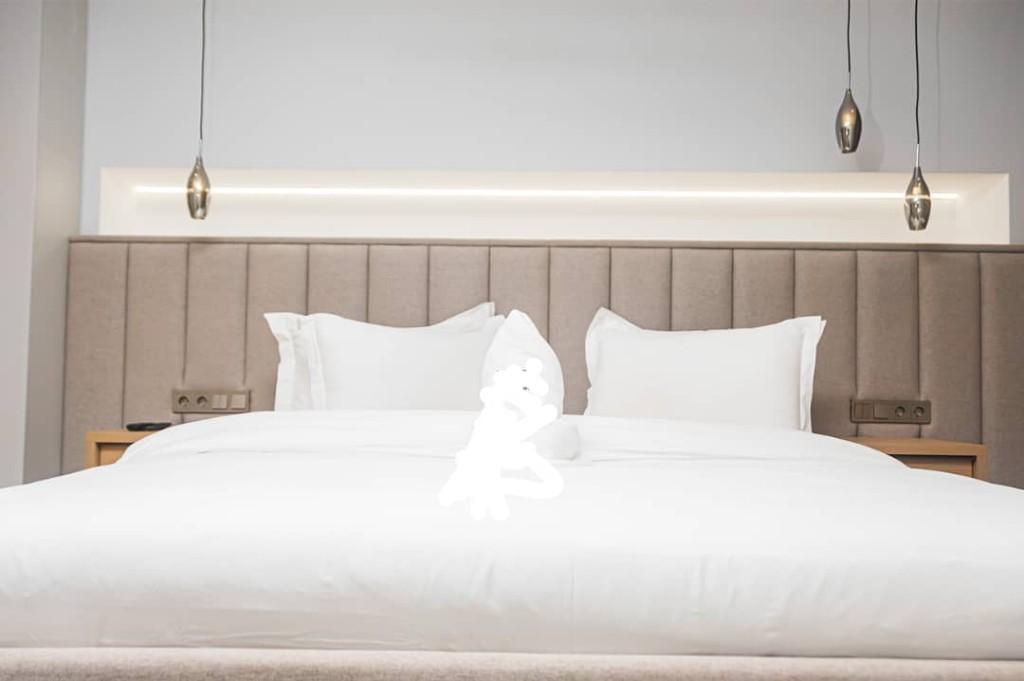 Apartment to rent - Yaoundé, Bastos, Appartement meublé - 1 living room(s), 2 bedroom(s), 3 bathroom(s) - 2 500 000 FCFA / month