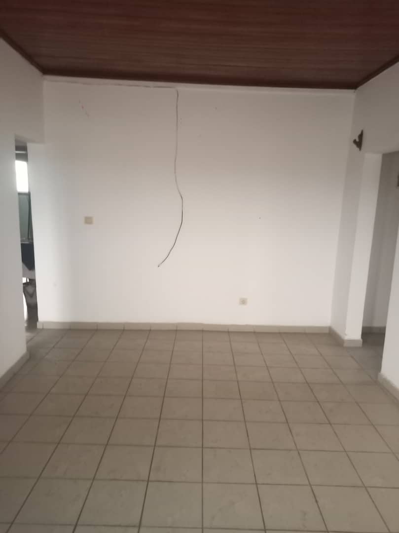 Apartment to rent - Douala, Akwa I, AKWA - 1 living room(s), 1 bedroom(s), 1 bathroom(s) - 250 000 FCFA / month