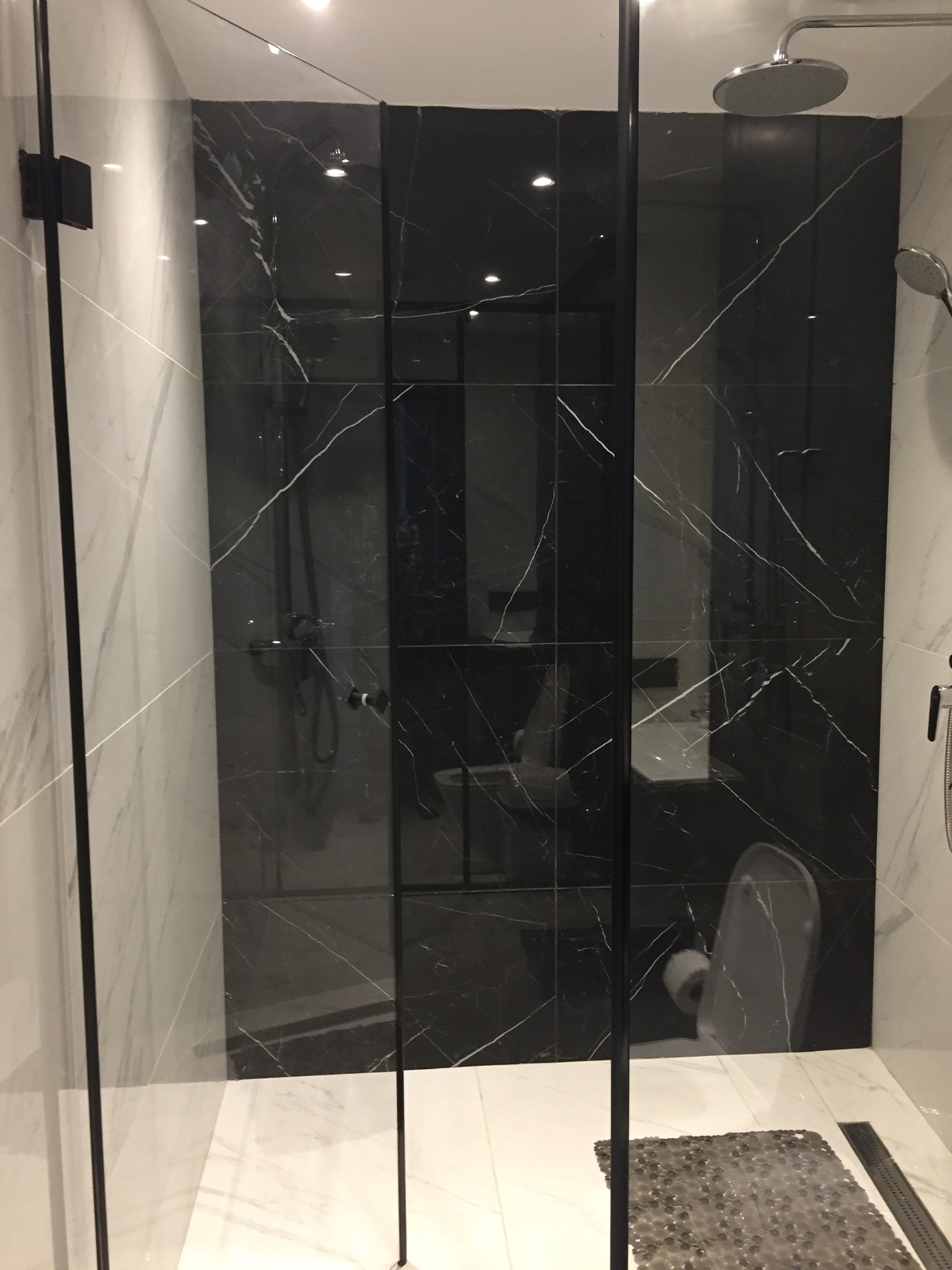 Apartment to rent - Yaoundé, Bastos, Bastos centre - 1 living room(s), 1 bedroom(s), 3 bathroom(s) - 600 000 FCFA / month