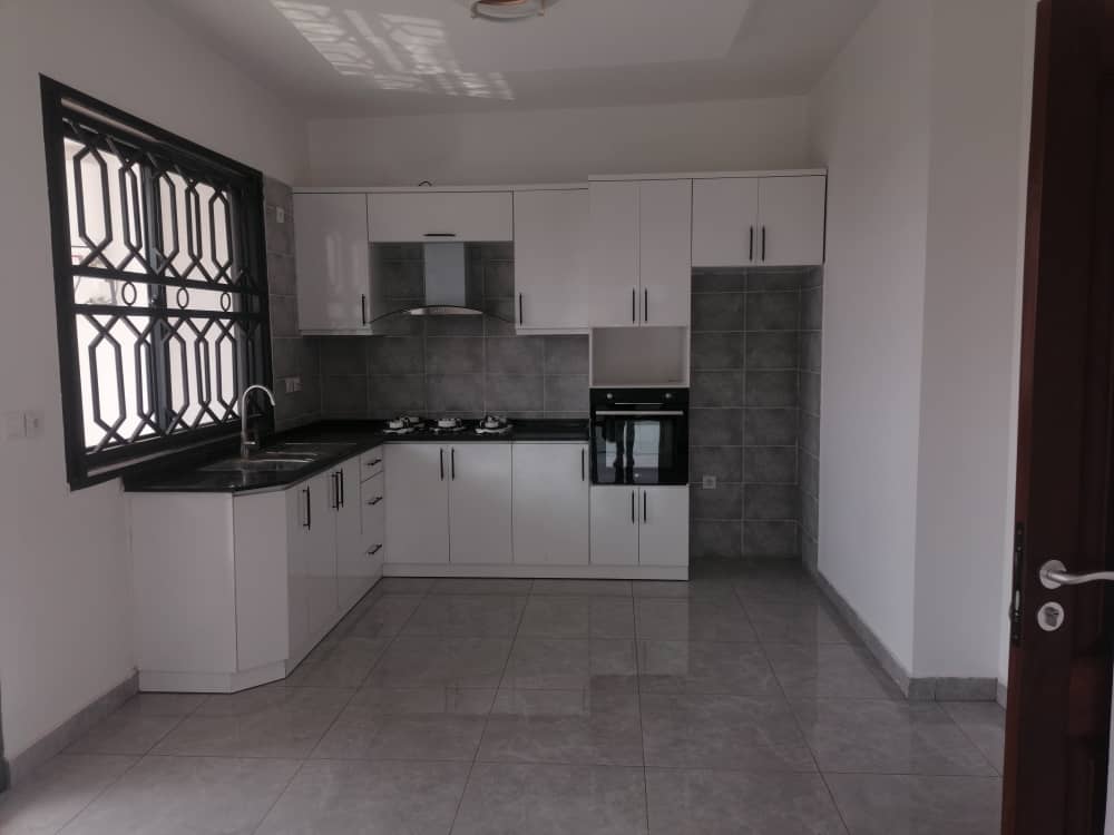 Apartment to rent - Yaoundé, Abome, Contactez-nous pour tout vos besoins immobilier sur Bastos et Golf - 1 living room(s), 2 bedroom(s), 3 bathroom(s) - 1 000 000 FCFA / month