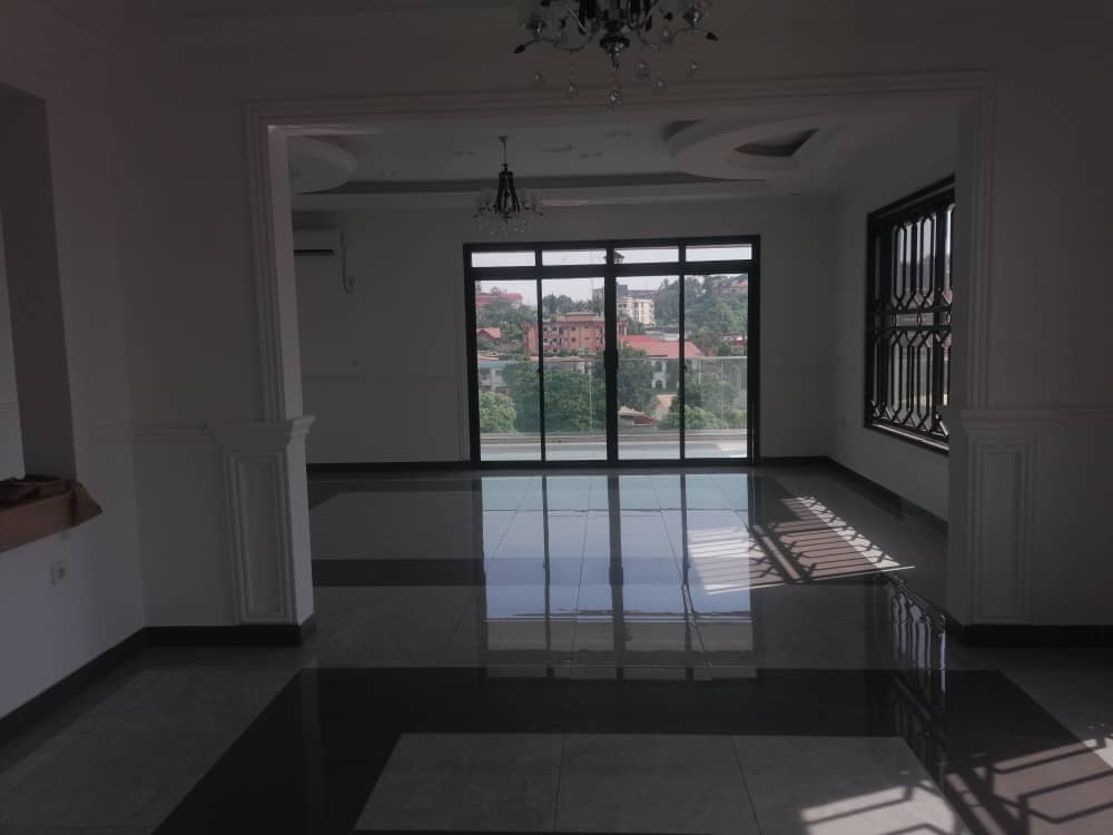 Apartment to rent - Yaoundé, Abome, Contactez-nous pour tout vos besoins immobilier sur Bastos et Golf - 1 living room(s), 2 bedroom(s), 3 bathroom(s) - 1 000 000 FCFA / month