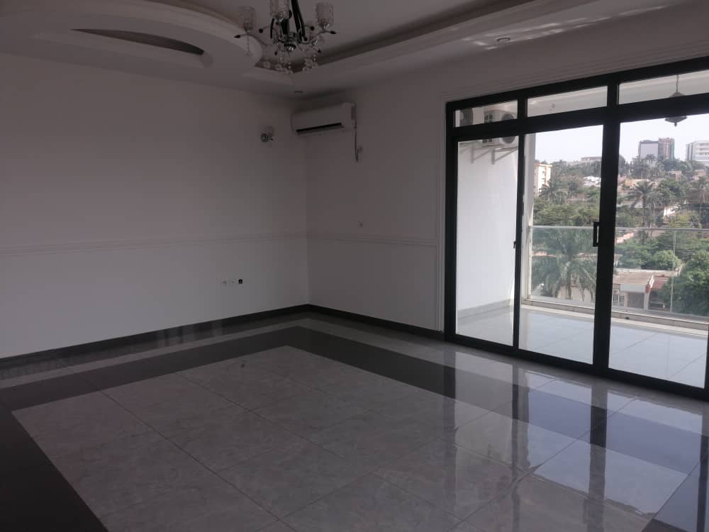 Apartment to rent - Yaoundé, Abome, Contactez-nous pour tout vos besoins immobilier sur Bastos et Golf - 1 living room(s), 2 bedroom(s), 3 bathroom(s) - 1 000 000 FCFA / month