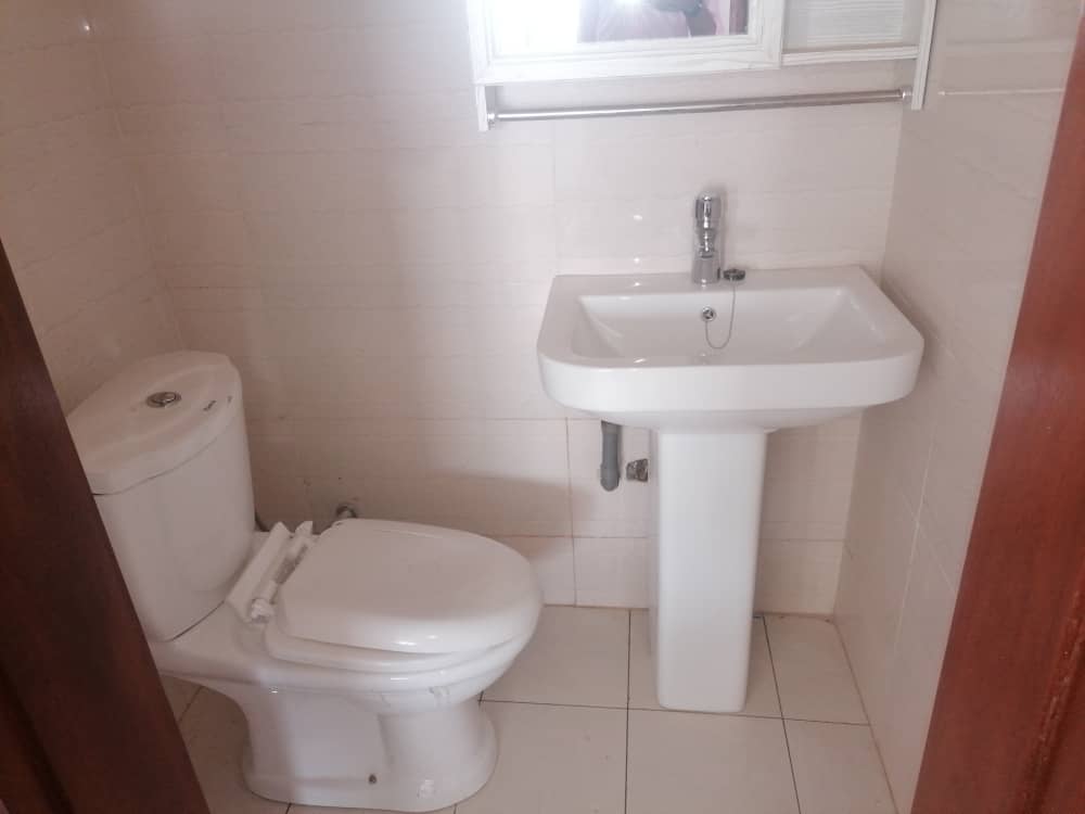 Apartment to rent - Yaoundé, Abome, Contactez-nous pour tout vos besoins immobilier sur Bastos et Golf - 1 living room(s), 2 bedroom(s), 3 bathroom(s) - 1 000 000 FCFA / month