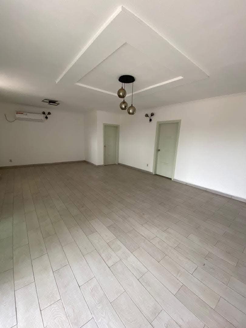 Apartment to rent - Douala, Bonapriso, Dans un immeuble avec assez de jardin pour permettre aux enfants de jouer - 1 living room(s), 3 bedroom(s), 2 bathroom(s) - 1 200 000 FCFA / month