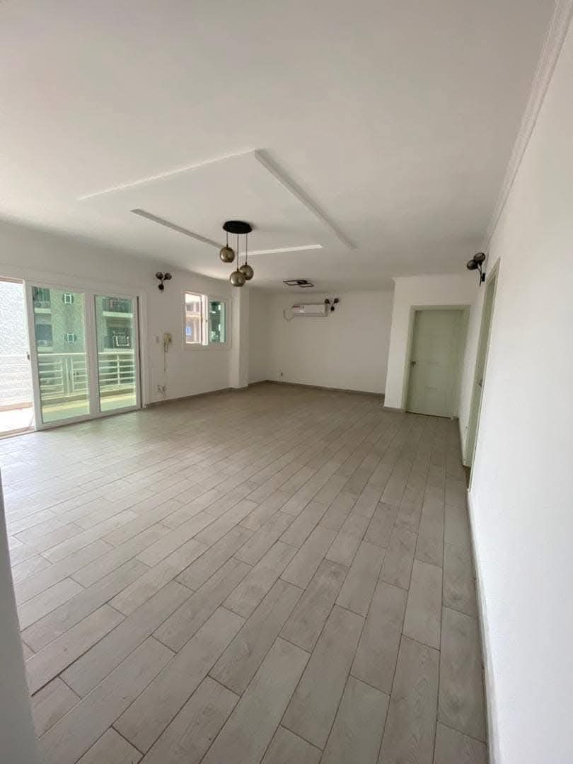 Apartment to rent - Douala, Bonapriso, Dans un immeuble avec assez de jardin pour permettre aux enfants de jouer - 1 living room(s), 3 bedroom(s), 2 bathroom(s) - 1 200 000 FCFA / month