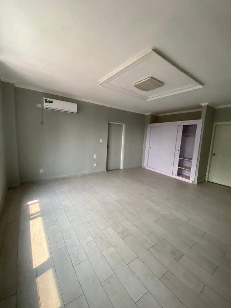 Apartment to rent - Douala, Bonapriso, Dans un immeuble avec assez de jardin pour permettre aux enfants de jouer - 1 living room(s), 3 bedroom(s), 2 bathroom(s) - 1 200 000 FCFA / month