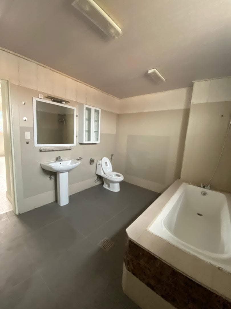 Apartment to rent - Douala, Bonapriso, Dans un immeuble avec assez de jardin pour permettre aux enfants de jouer - 1 living room(s), 3 bedroom(s), 2 bathroom(s) - 1 200 000 FCFA / month