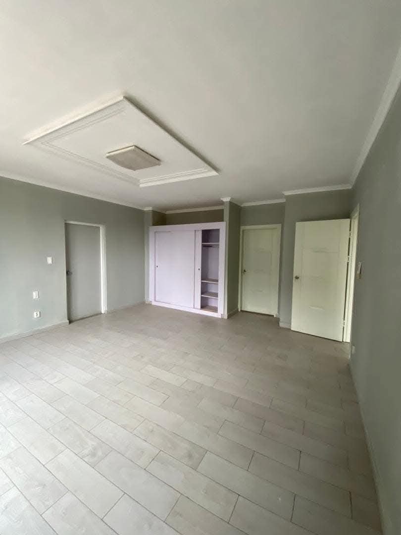 Apartment to rent - Douala, Bonapriso, Dans un immeuble avec assez de jardin pour permettre aux enfants de jouer - 1 living room(s), 3 bedroom(s), 2 bathroom(s) - 1 200 000 FCFA / month